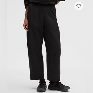 Lululemon Lightweight Mid-Rise Barrel-Leg Cropped Pant
